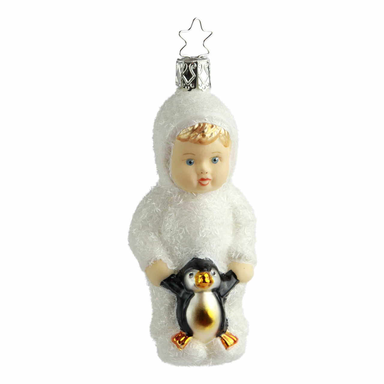 Enfant des neiges avec pingouin